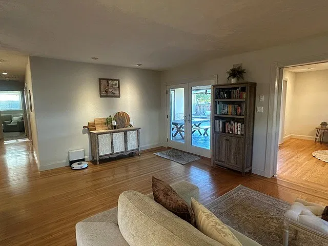 3 bed, 2.5 bath, 1801 sqft, $3,950 — Photo 3
