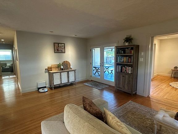 3rd image of 3835 Sacramento Ave