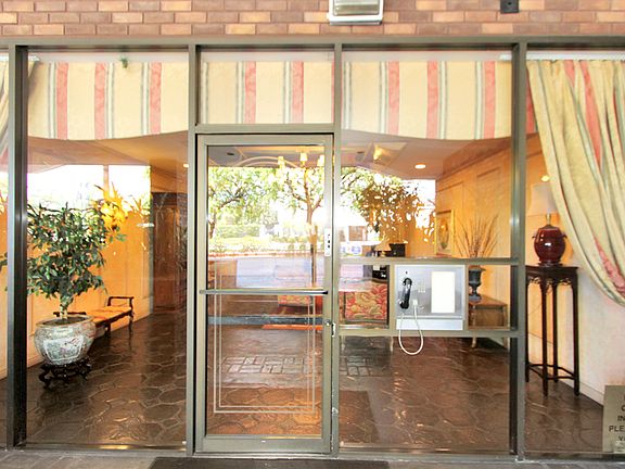 Entrance w/24 hr Concierge