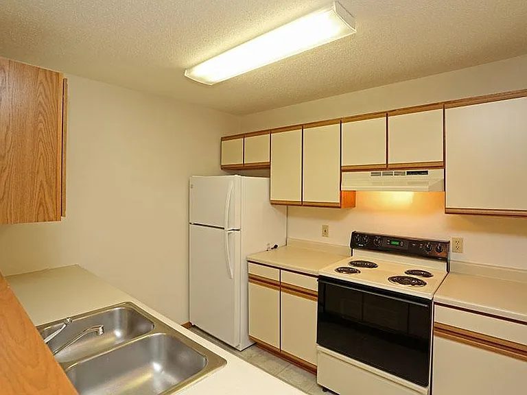 BAY MANOR APARTMENTS — Photo 10