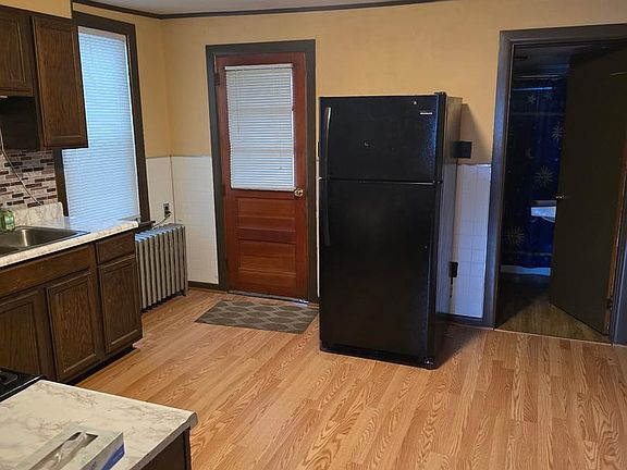 3rd image of 142 Arnot St