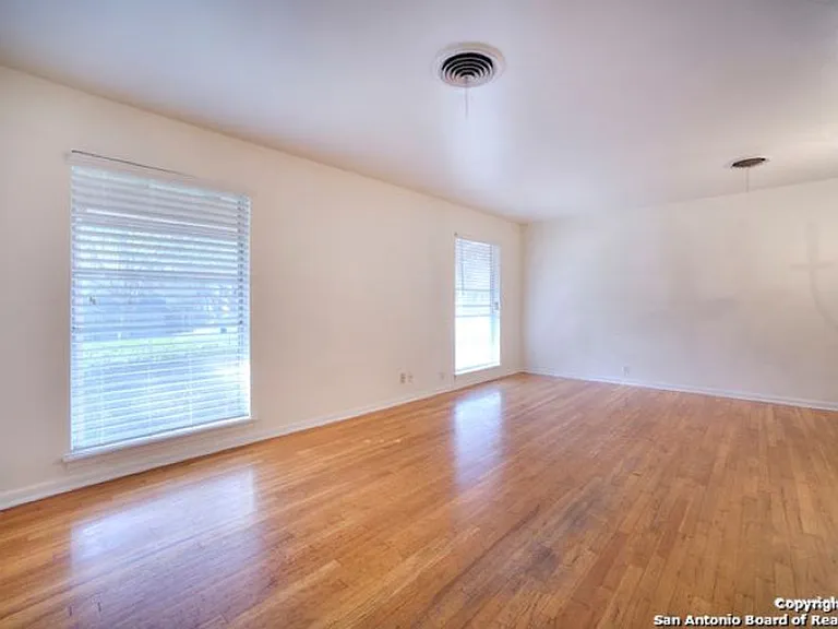3223 Oakleaf Dr — Photo 5
