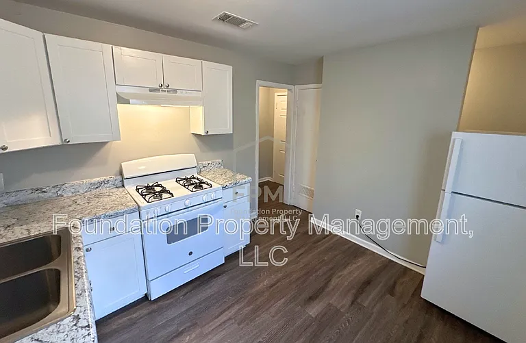 672 Carpenter St — Photo 3