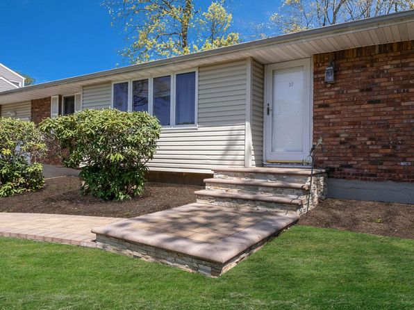37 Balaton Avenue, Ronkonkoma, NY 11779