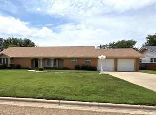 1119 Holliday St, Plainview, TX 79072