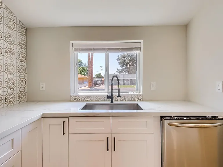 1402 W Berridge Ln — Photo 14