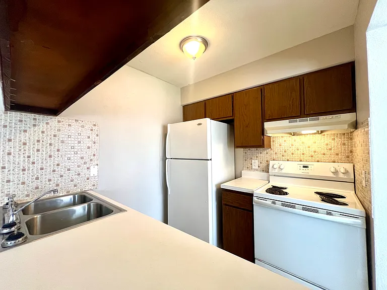 1107 Express Dr #4 — Photo 5