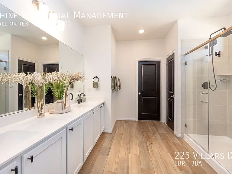 225 Villars Dr — Photo 6