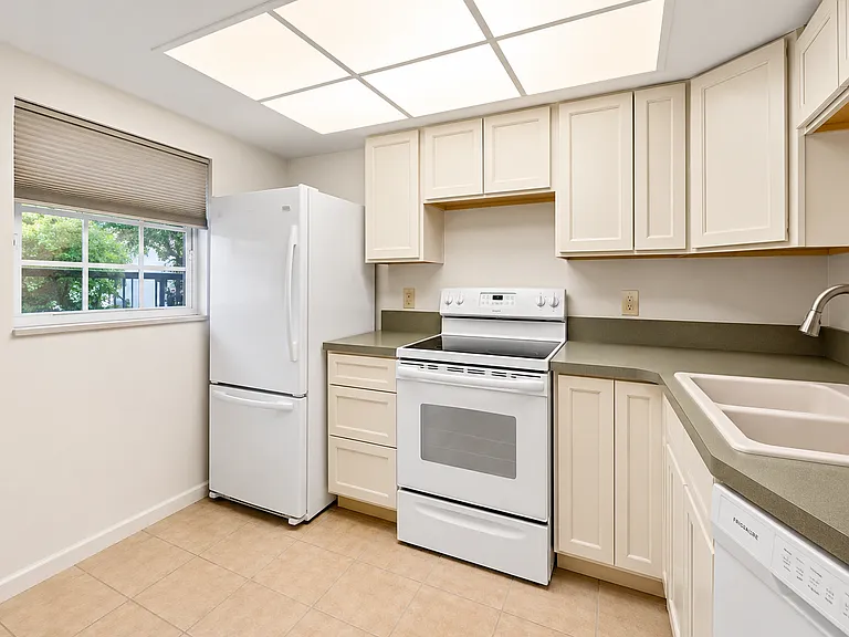 3118 Sir Hamilton Cir #4 — Photo 3