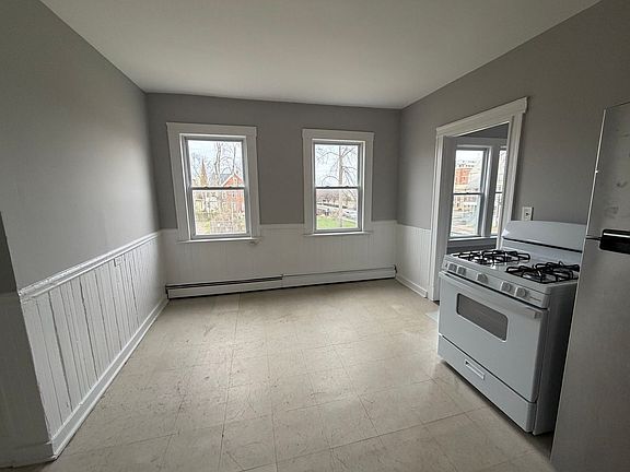 2nd image of 103 Glen St #2