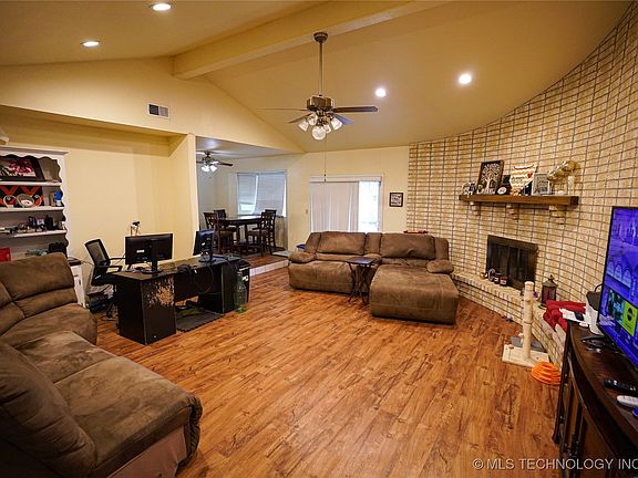 4th image of 2613 Turner St