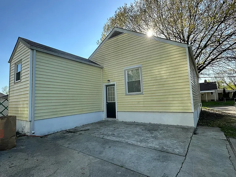 2411 S 5th St — Photo 2