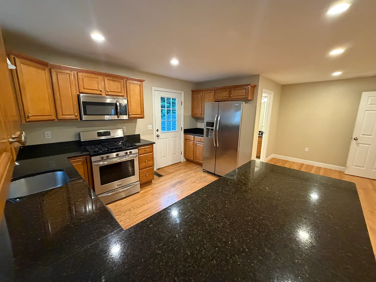 3 bed, 1.5 bath, 1300 sqft, $3,350 — Photo 3