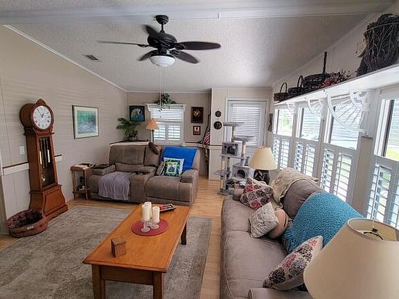 5th image of 926 Yew Street