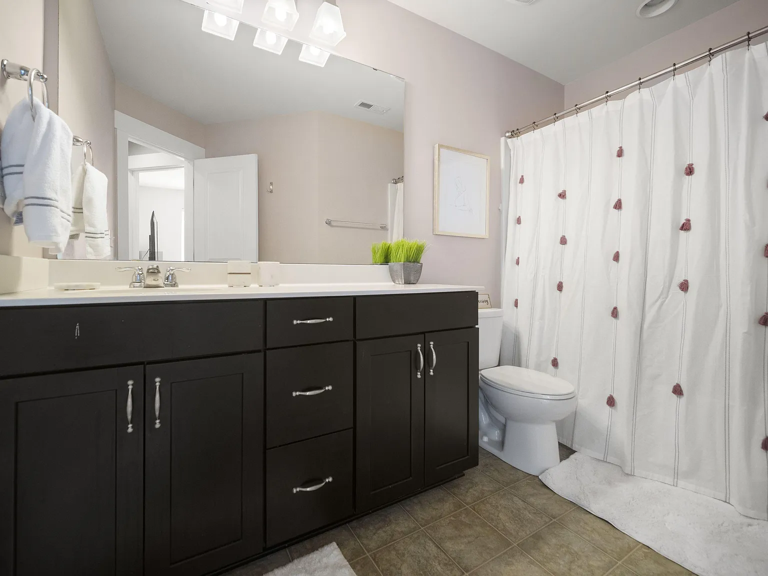4 bed, 3.0 bath, 2240 sqft, $1,070 — Photo 3