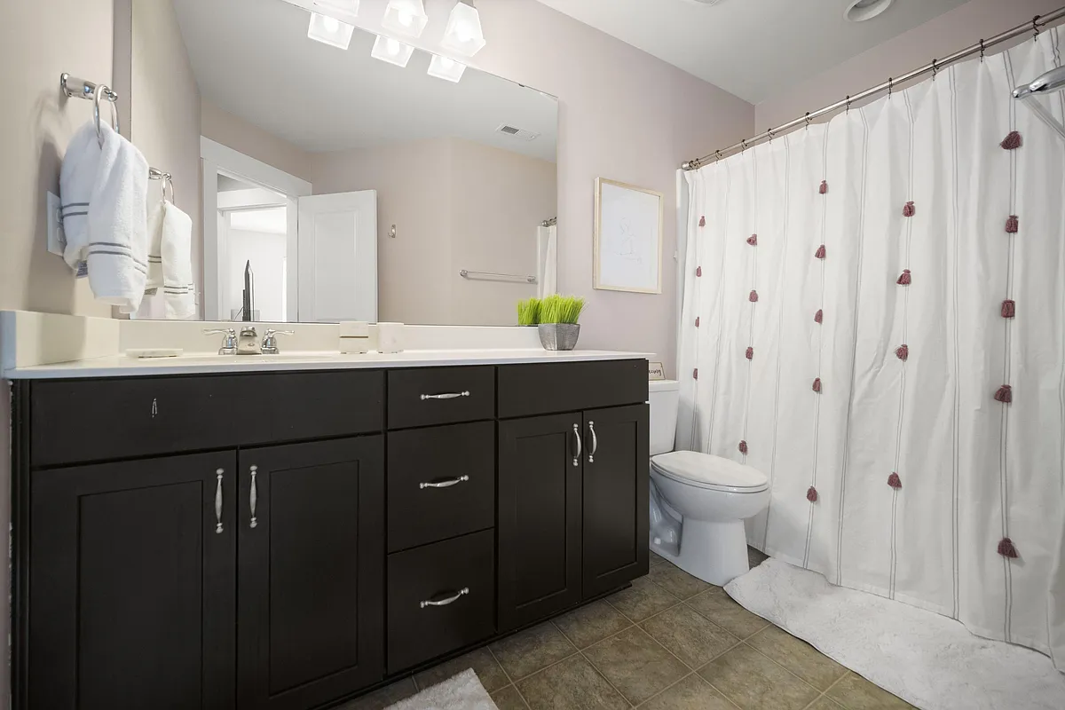 Bathroom shared with bedroom 4 - Double Oaks Rd