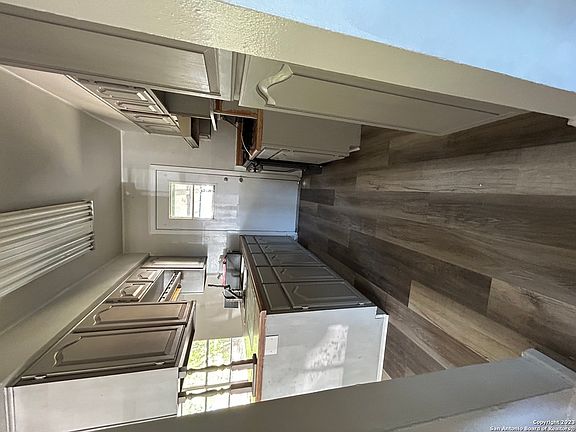 3rd image of 115 MEADOW TRAIL DR