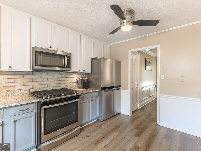 1022 Oaks Pkwy SE — Photo 2