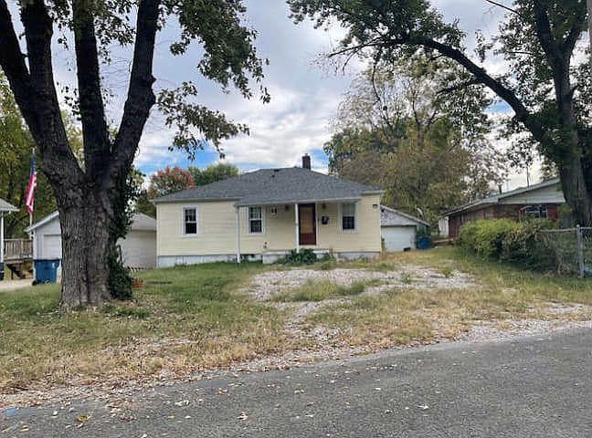 2nd image of 802 Vivian St