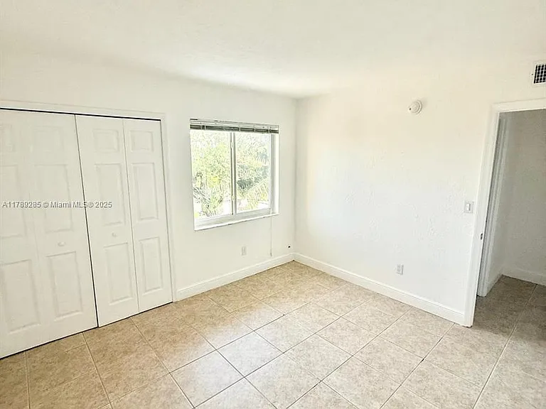 984 W 40th St — Photo 10
