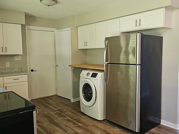 3rd image of 2931/2935 Spring Hill Dr