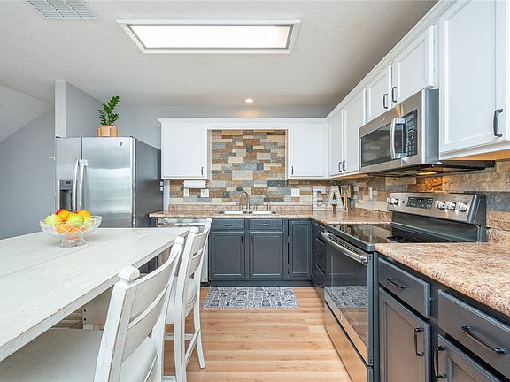5th image of 352 NE Kingwood