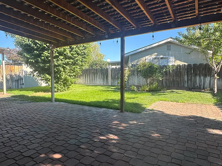 809 Sonoma St — Photo 13