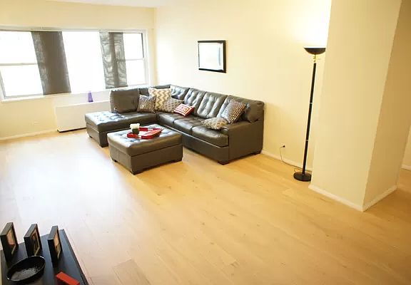 4th image of 58 W 58th St APT 21B