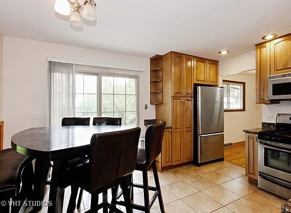 4th image of 17W545 Earl Ct