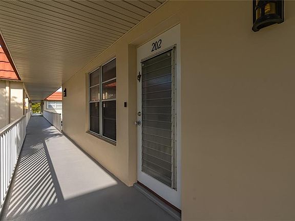 4th image of 35 Pine Arbor Ln