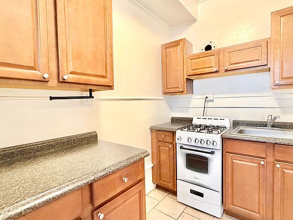 5th image of 890 Bush St APT 308