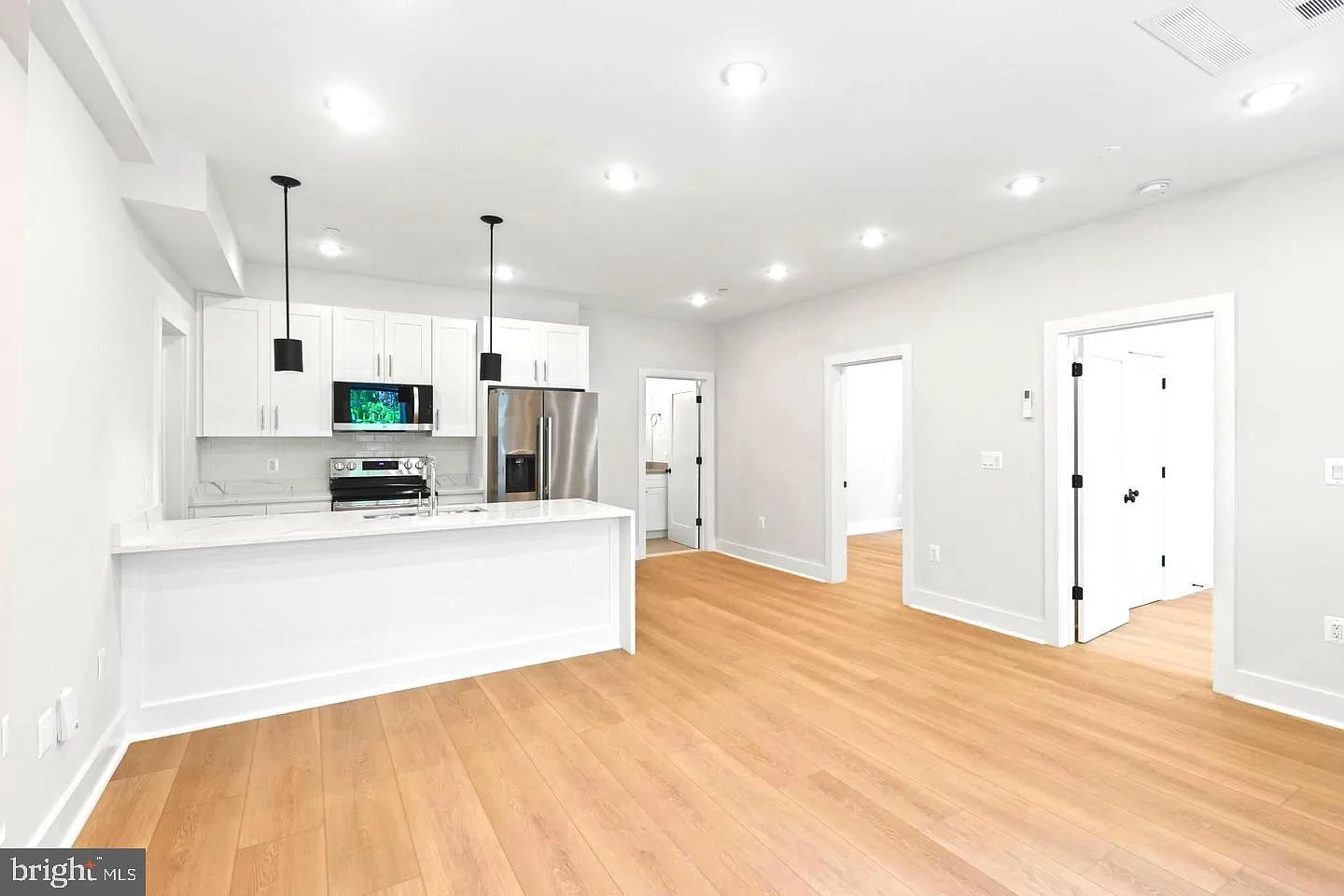 2 bed, 1.0 bath, 770 sqft, $2,975 — Photo 4