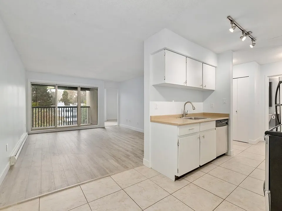 9857 Manchester Dr #407
