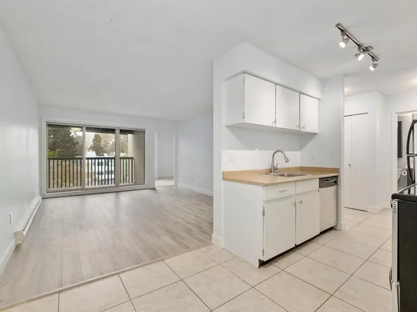9857 Manchester Dr #407, Burnaby, BC V3N 4P5