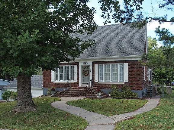 2nd image of 302 Hamlin St