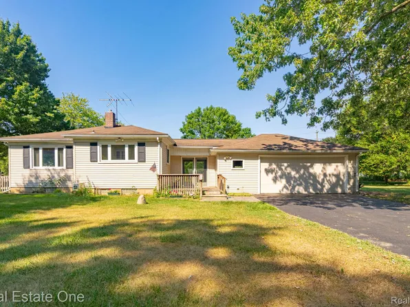 6710 Princess Ln, Clarkston, MI 48346