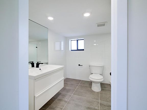 5th image of 200 NW 25th St APT 3