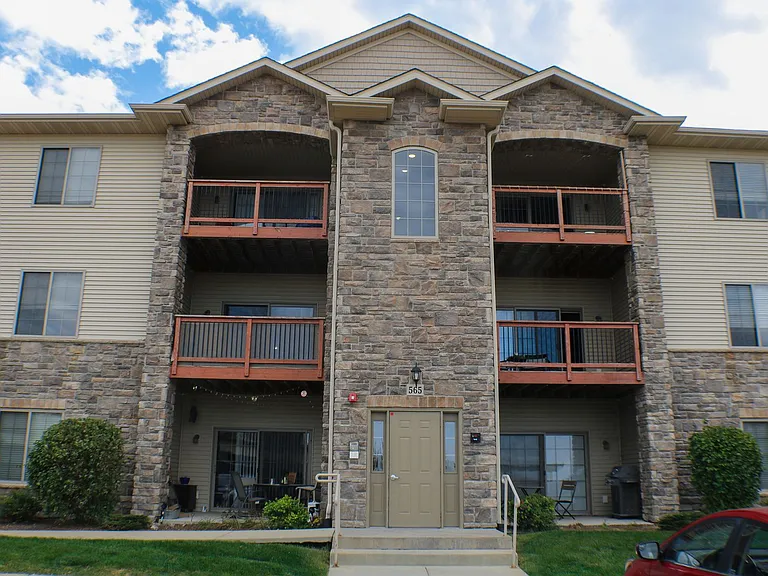 565 Pond View Drive — Photo 3