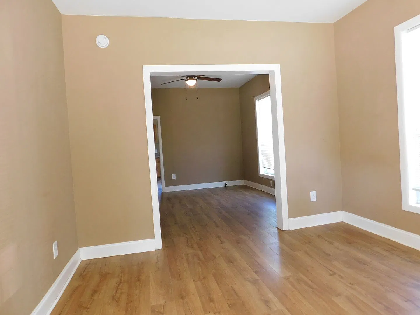 Cute 2 Bedroom 1 Bath House with Great Backyard — Photo 3