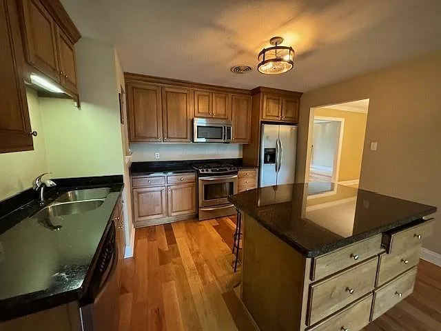 4 bed, 2.0 bath, 2800 sqft, $3,100 — Photo 4