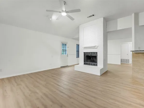 205 Valley Spring Dr, Arlington, TX 76018