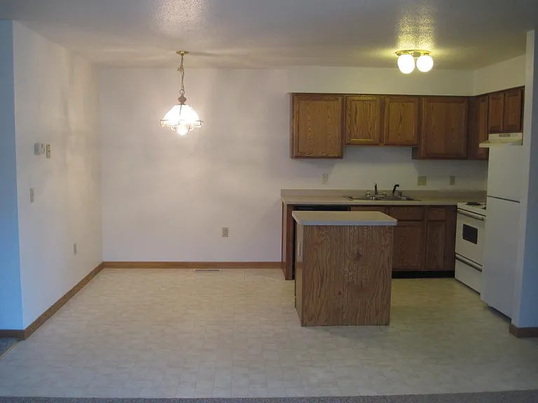 1118 Mark Ave — Photo 2