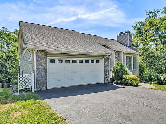 3rd image of 6595 Pencheck Cir