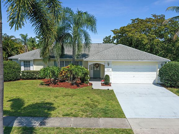 2nd image of 527 NE Solida Cir