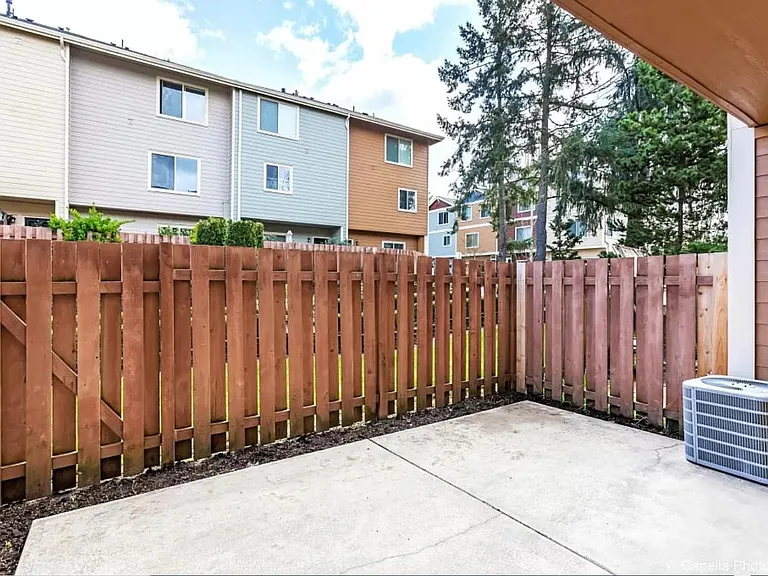 410 NE Patricia Ann Pl — Photo 16