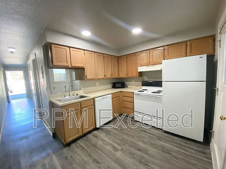 630 M St NE — Photo 9