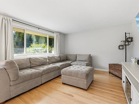 5th image of 107 Glenwood Dr S