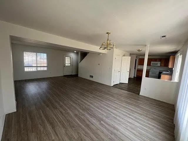 4 bed, 2.5 bath, 2154 sqft, $2,300 — Photo 3