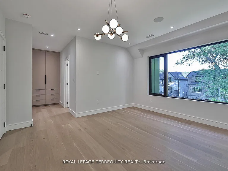 741 Woburn Ave — Photo 23