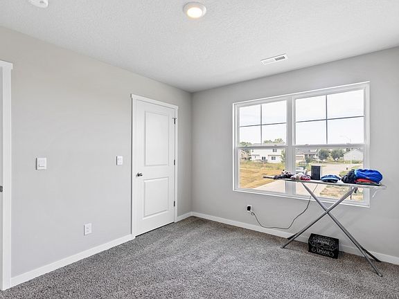 4th image of 1190 Meadow View Dr